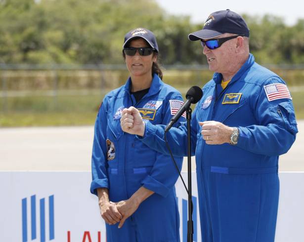 Los astronautas de la NASA Butch Wilmore, derecha, y Suni Williams hablan con los medios después de su llegada al Centro Espacial Kennedy.