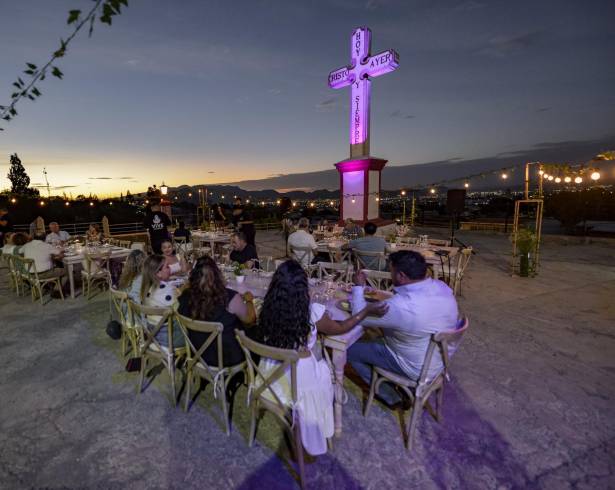 Alrededor de 70 personas se dieron cita en esta cena-maridaje donde pudieron degustar un menú que acompañó platillos hechos por restaurantes locales con vinos y destilados coahuilenses.