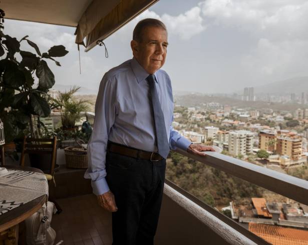 González en su casa en Caracas. Surgió como un candidato del consenso después de que se impidiera presentarse a otros candidatos de la oposición.