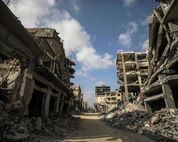 Edificios destruidos en Khan Younis después de que el ejército israelí retirara sus tropas del sur de la Franja de Gaza.