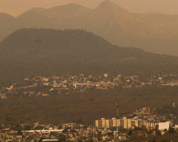 Continúa la contingencia ambiental en su Fase I, debido a los altos índices contaminantes. Vista del sur de la Capital Mexicana.