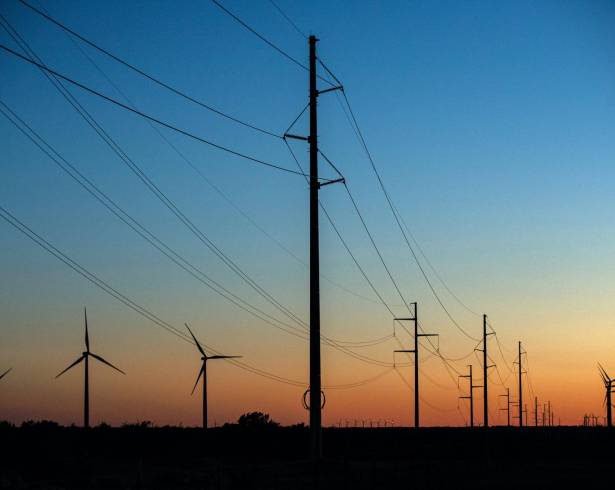 Turbinas eólicas y líneas de transmisión de energía cerca de Sweetwater, Texas, el 20 de abril de 2021.