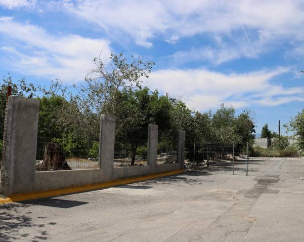 Postes y cercas recientemente instalados han cerrado áreas del parque, generando preocupación entre los residentes.