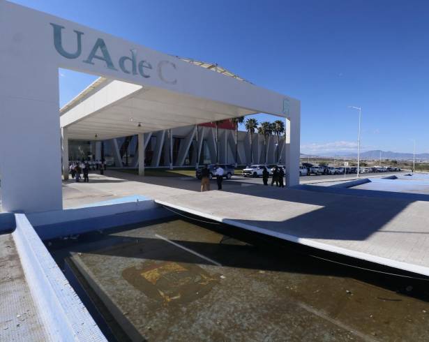 En la Universidad Autónoma de Coahuila (UAdeC), los estudiantes han recibido recomendaciones de hidratación, uso de bloqueador solar y sombrilla.