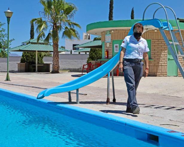 El personal de Protección Civil municipal realiza visitas regulares a los balnearios para verificar el cumplimiento de las normativas de seguridad, asegurando así la tranquilidad de los visitantes durante su estancia.