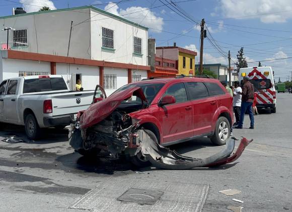 Agente De La FGE Coahuila Provoca Choque Y Adulta Mayor Resulta Herida