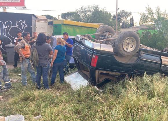 Conductor Provoca Doble Choque Y Termina Volcado En Saltillo