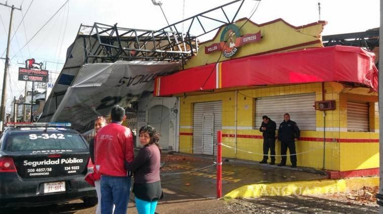 $!Fuertes vientos causan destrozos en Toluca; espectacular aplasta dos autos (video)