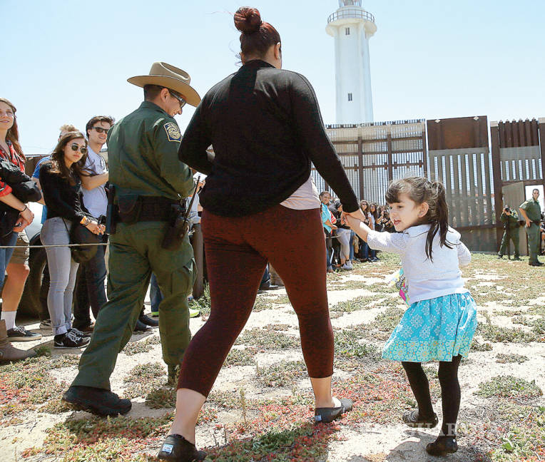 $!Abren muro en la frontera con San Diego para reunir a familias