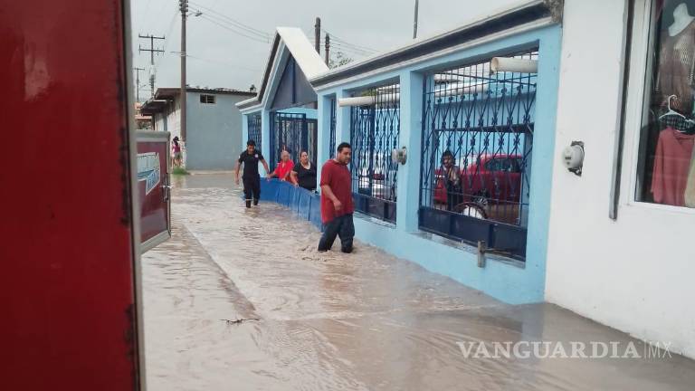 Tormenta inunda calles de Monclova deja casas inundadas y automóviles