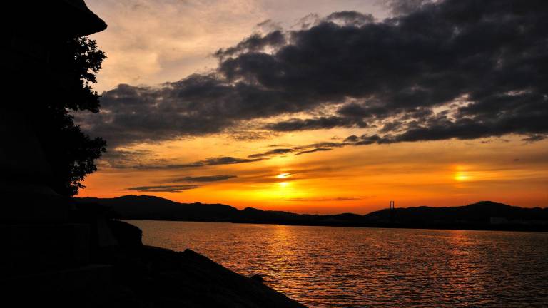 Un hipotético doble atardecer. EFE/N-K en Pixabay $!Un hipotético doble atardecer. EFE/N-K en Pixabay