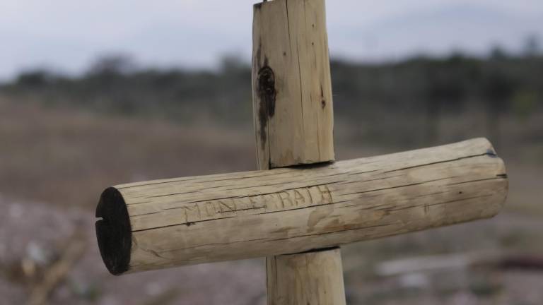 $!Una cruz de madera con su nombre grabado fue lo que se colocó con la tumba de la niña asesinada