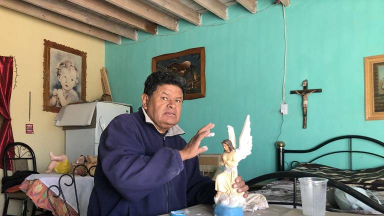$!El comisariado José Hernández se dedica a reparar figuras de cerámica. Ya no tiene tierra para producir.