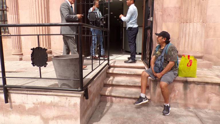 Jaime espera estoicamente a las afueras del Congreso para vender sus tamales, pero también para simplemente pedir dinero. $!Jaime espera estoicamente a las afueras del Congreso para vender sus tamales, pero también para simplemente pedir dinero.