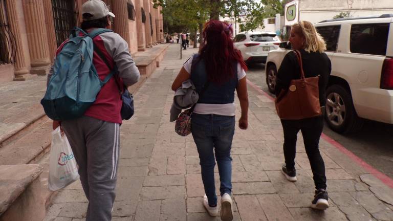 La ‘jornada laboral’ cocluye y Jaime, Silvia y Karina se retiran de las afueras del Congreso. $!La ‘jornada laboral’ cocluye y Jaime, Silvia y Karina se retiran de las afueras del Congreso.