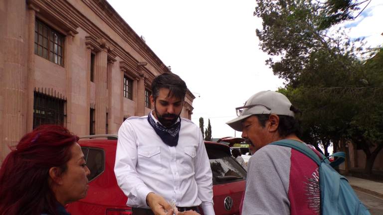 El diputado Antonio Attolini de Morena ‘compró’ tamales en 500 pesos que al final regresó. El dinero fue motivo de pelea entre dos pedigüeños. $!El diputado Antonio Attolini de Morena ‘compró’ tamales en 500 pesos que al final regresó. El dinero fue motivo de pelea entre dos pedigüeños.