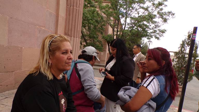 $!Silvia, Karina y Jaime son un grupo conocido de personas que esperan a las afueras del Congreso de Coahuila porque salga un diputado o diputadas a la que abordarán para pedirles dinero.