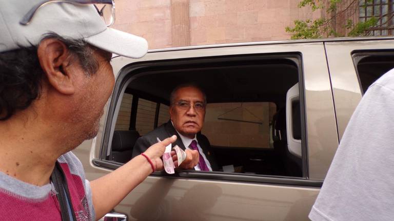 El diputado Raúl Onofre fue cazado por don Jaime mientras se retiraba en su camioneta, y accedió a darle un billete. $!El diputado Raúl Onofre fue cazado por don Jaime mientras se retiraba en su camioneta, y accedió a darle un billete.