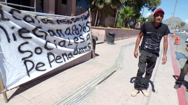 $!El grupo de José Cruz Chávez ha realizado diversas manifestaciones y plantones para exigir el reingreso al relleno sanitario y poder continuar con pepena de basura, su modo de vida.