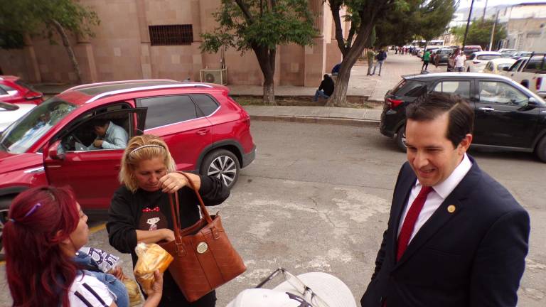 Los pedigüeños del Congreso cazaron el diputado priista Guillermo Ruiz Guerra, a quien le ‘tumbaron’ un ‘apoyo’. Según es uno de los legisladores que siempre les da dinero. $!Los pedigüeños del Congreso cazaron el diputado priista Guillermo Ruiz Guerra, a quien le ‘tumbaron’ un ‘apoyo’. Según es uno de los legisladores que siempre les da dinero.