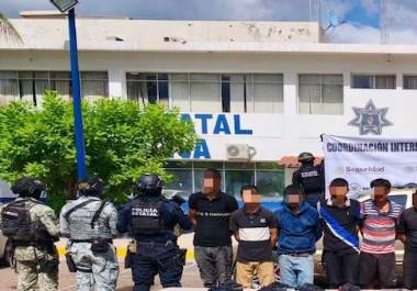 Elementos del Ejército, Guardia Nacional y Policía Estatal detuvieron a 11 hombres armados en Navolato, Sinaloa. Elementos del Ejército, Guardia Nacional y Policía Estatal detuvieron a 11 hombres armados en Navolato, Sinaloa.
