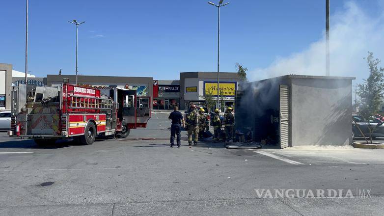$!Un indigente fue señalado como el posible responsable del incendio que afectó los contenedores de basura en el estacionamiento de una tienda de autoservicio en Mirasierra, según informes de seguridad local.