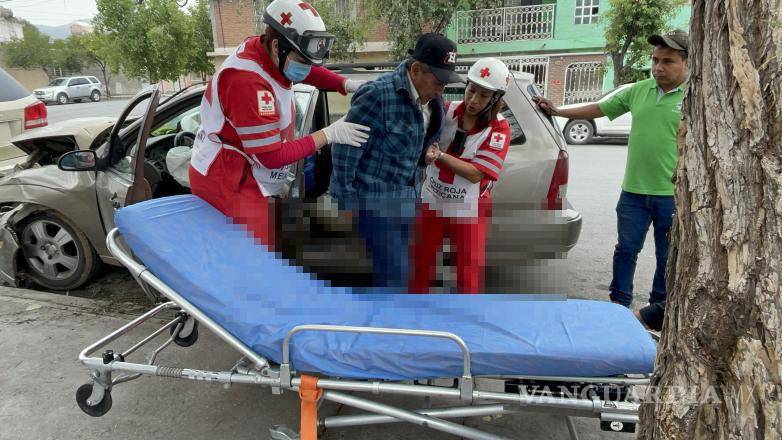 $!El personal de la Cruz Roja atendio a los heridos, Reyes y Víctor, tras el choque en la colonia El Chamizal.