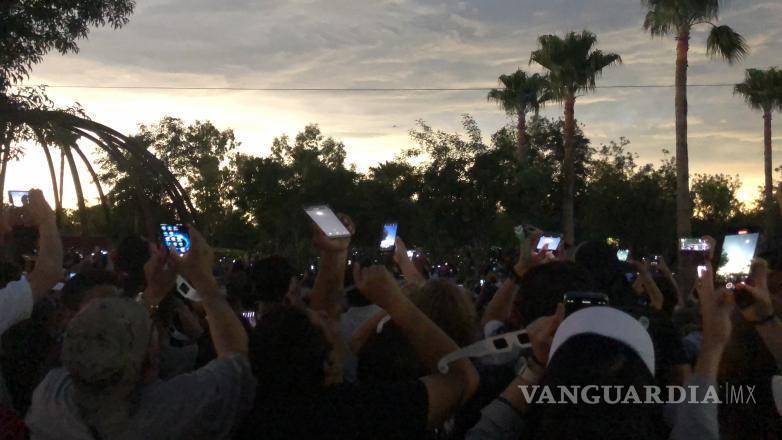 $!Los asistentes al evento se emocionaron y levantaron sus celulares para capturar el momento del eclipse, creando un ambiente festivo y jubiloso.