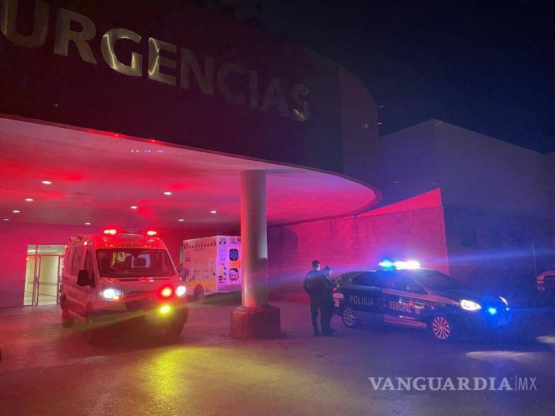 $!Los lesionados fueron abordados a las ambulancias de Bomberos y Cruz Roja para trasladarlos al Hospital General de Saltillo.