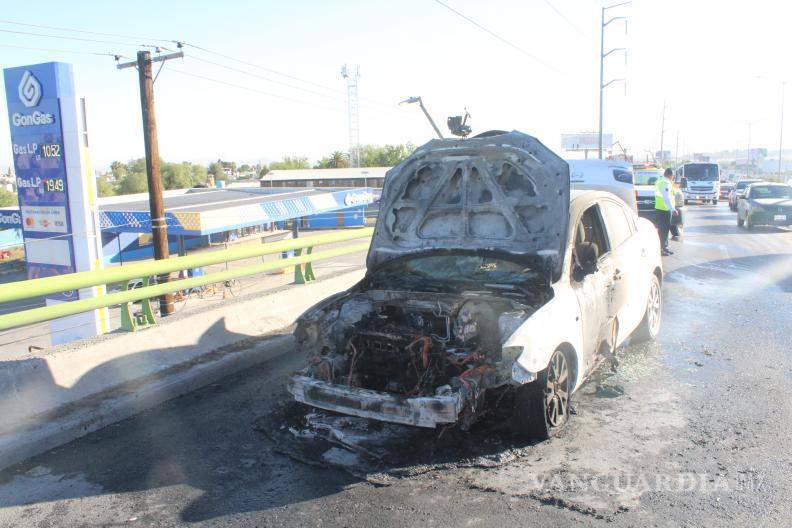 $!El automóvil Mazda 3 quedó completamente destruido tras el incendio registrado en la mañana del viernes.