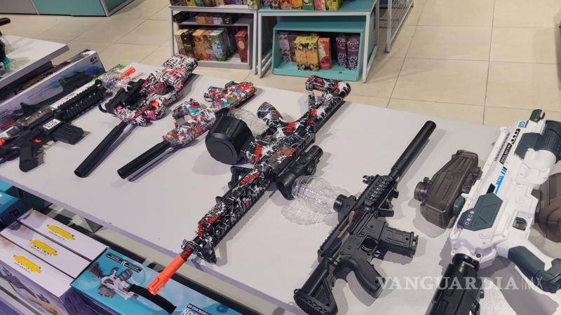 $!Un recorrido por una tienda en el centro comercial Patio Saltillo revela la comercialización de imitaciones de armas largas.