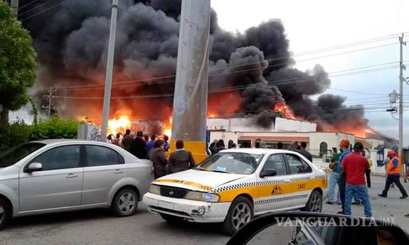 $!Incendio consume bodega abarrotera en Reynosa