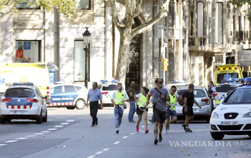 $!Pánico en Barcelona, al menos 13 muertos y veinte heridos por atropello masivo