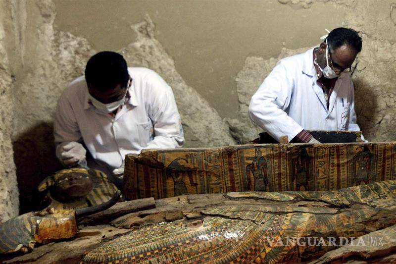 $!Descubren ocho momias en una antigua tumba de Egipto