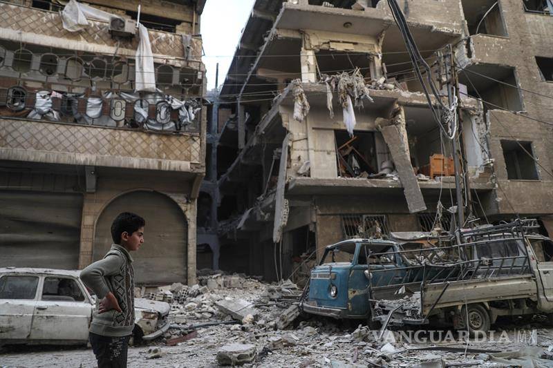 $!Mueren 14 civiles en bombardeos contra bastión opositor en afueras de Damasco
