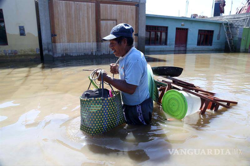 $!Mientras Perú se ahoga por las inundaciones, viceministra toma el sol en bikini