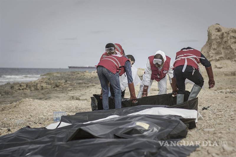 $!Hallan en la costa libia 74 cadáveres de migrantes