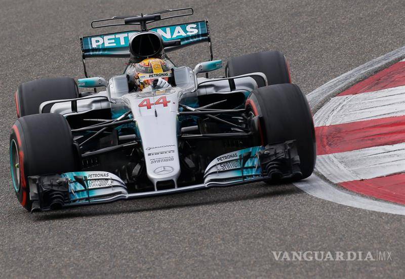 $!Hamilton sorprende a Vettel y saldrá desde la 'pole' en Shanghái