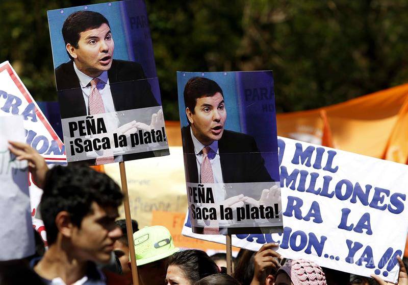 $!Estudiantes de Paraguay lanzan botellas a ministro de Educación