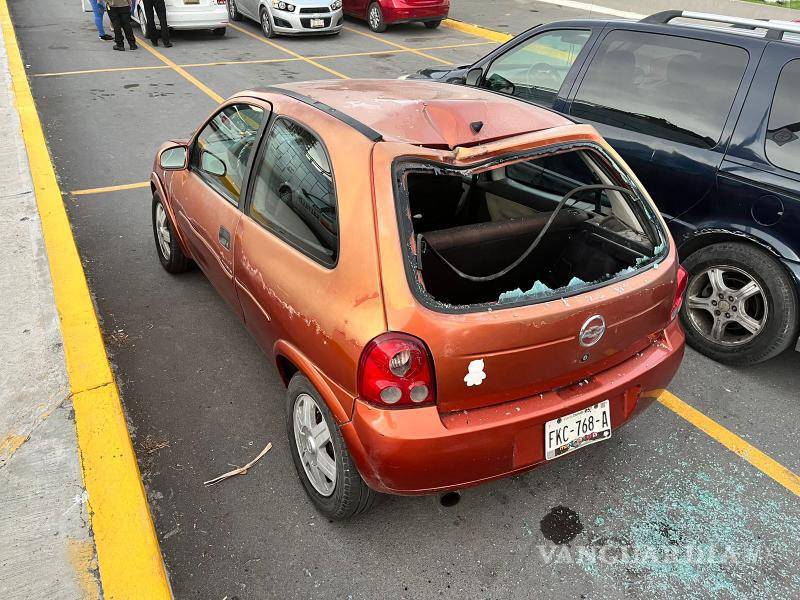 $!Un vehículo Chevy fue “la primera víctima” del incidente ocurrido en el bulevar Nzario S. Ortiz Garza.