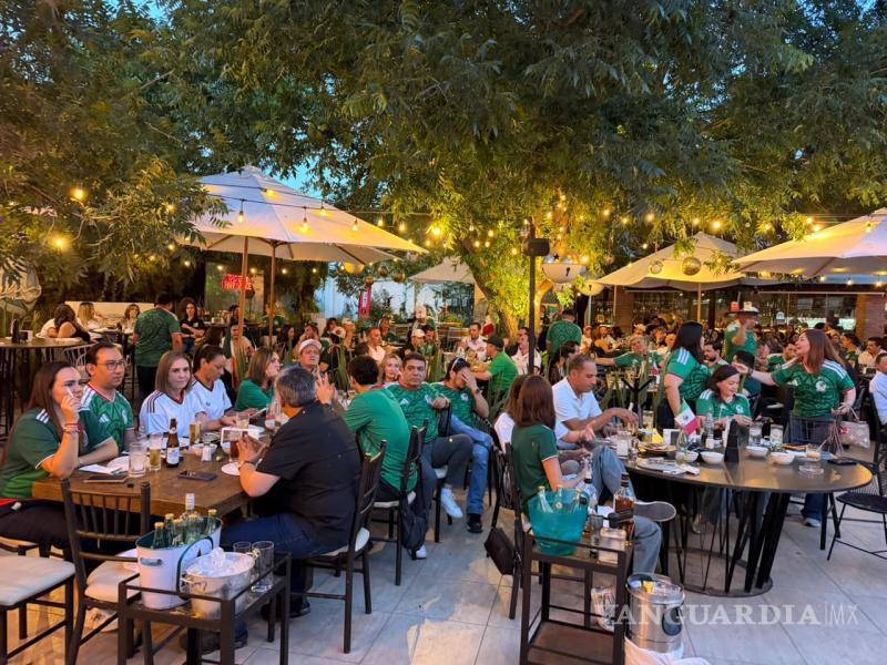 Promociones, pantallas y horarios nocturnos impulsaron la afluencia de comensales en restaurantes de Saltillo durante el encuentro de la Selección Mexicana. $!Promociones, pantallas y horarios nocturnos impulsaron la afluencia de comensales en restaurantes de Saltillo durante el encuentro de la Selección Mexicana.