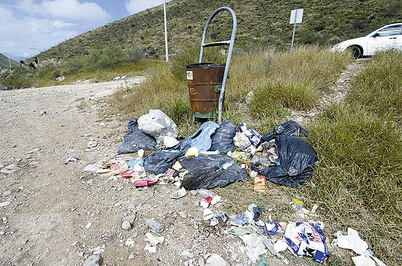 $!Lleno de basura y desechos; visitantes convierten en basurero la presa Palo Blanco
