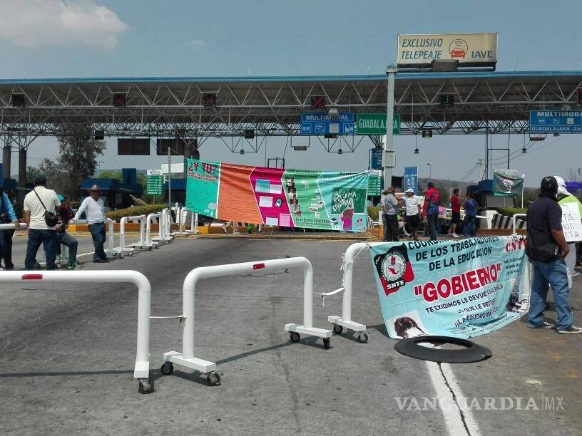 $!Normalistas despojan a choferes de sus unidades en Michoacán