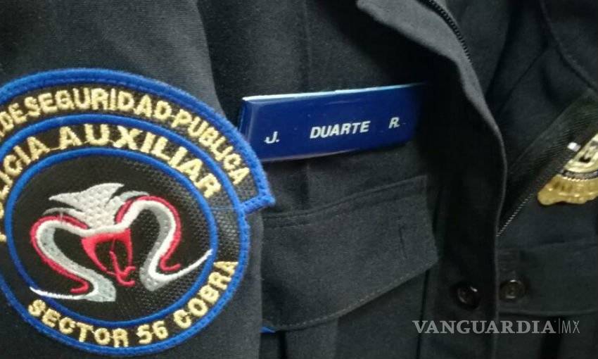 $!Por portar uniforme e insignias de Policía de la CDMX, reportera fue detenida