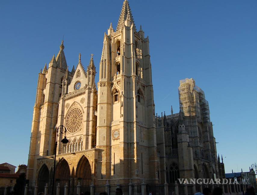 $!Puerta principal de la Catedral de León, templo gótico con las mejores vidrieras de arte medieval del mundo. EFE/ Juana Benet