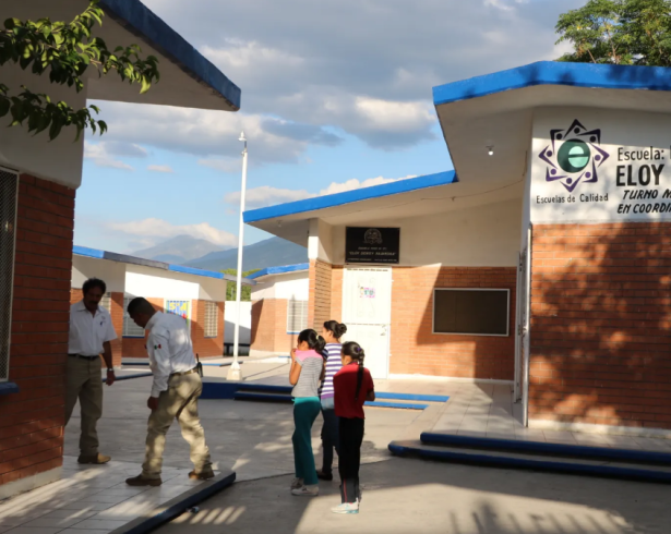 Estudiantes de la escuela primaria Ford 171 “Eloy Dewey Saavedra” T.M. realizó un ajuste en el horario de salida debido a las altas temperaturas.