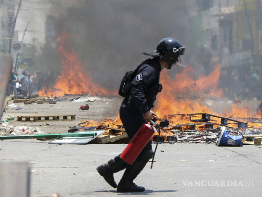 $!Con palos y piedras, maestros de la CNTE se enfrentan a policías en Chiapas