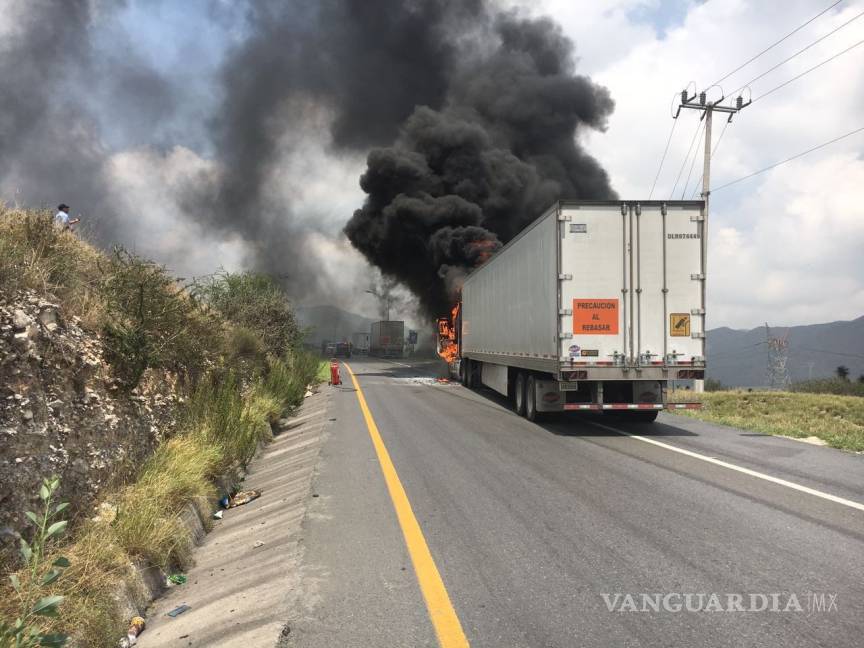 $!Desquician tránsito en carretera Saltillo-Monterrey por doble accidente