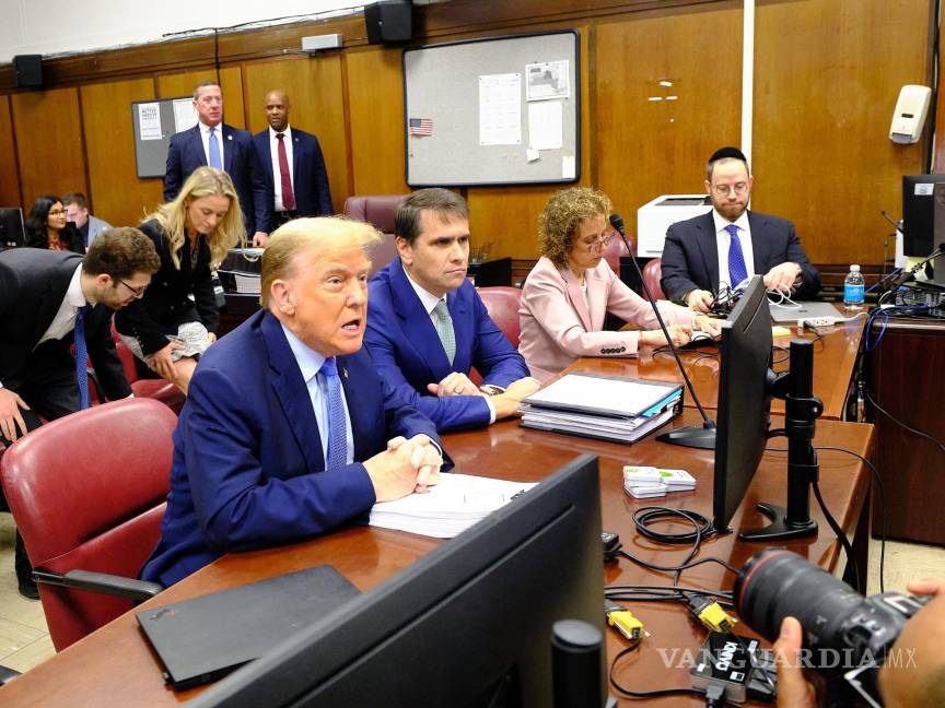 $!Donald Trump junto a sus abogados Todd Blanche y Susan Necheles durante su juicio en el tribunal penal de Manhattan, en Nueva York.