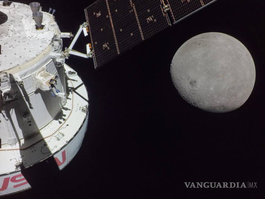 $!El lado oculto de la Luna que se cierne más allá de la nave espacial Orion en esta imagen tomada el sexto día de la misión Artemis I.
